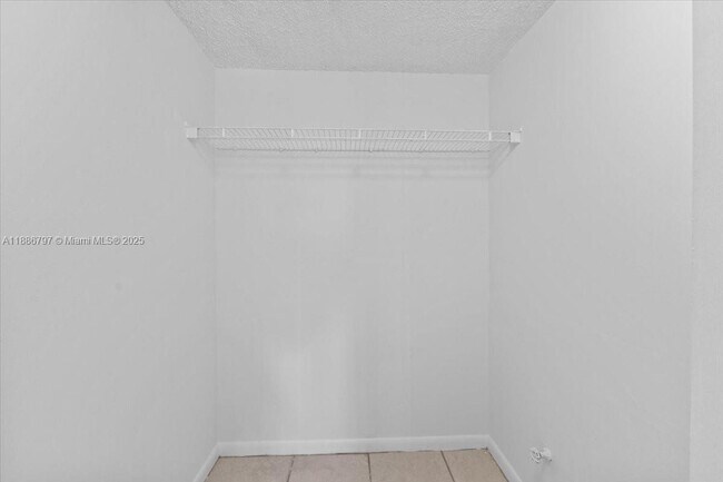 Building Photo - 6900 SW 39th St