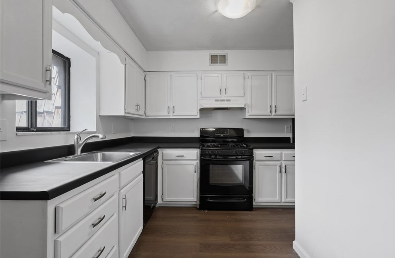 Building Photo - 1232 Forest Green Dr