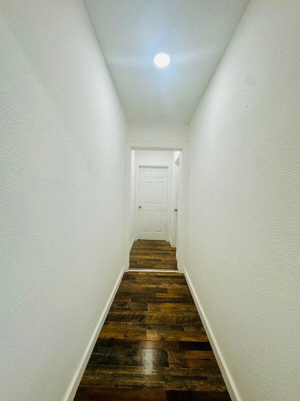 Building Photo - 2098 Pinecroft Cir