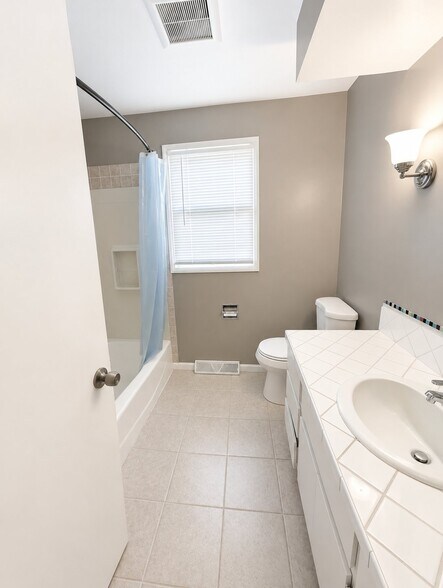 Building Photo - 302 Meadow Ln