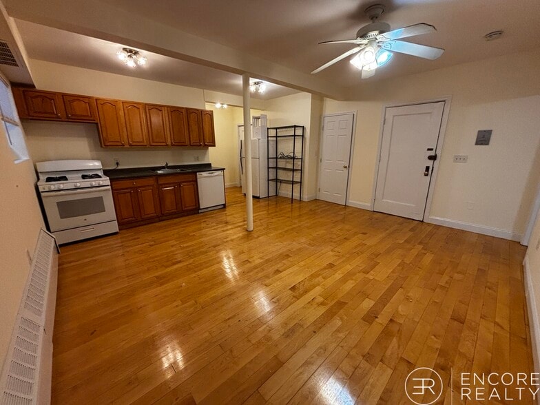 Building Photo - 1555 Beacon St