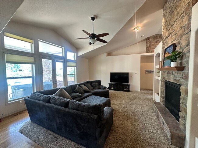 Building Photo - Amazing, Large & Beautiful Lakewood Home A...