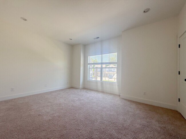 Building Photo - 3-Bedroom Townhome with Pool Access Near Downtown Cookeville
