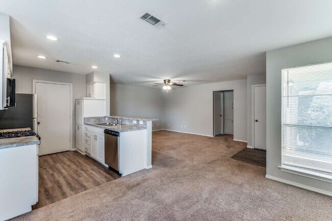 Building Photo - Prime Denton Living: 3-Bed Home Near UNT & Denton High