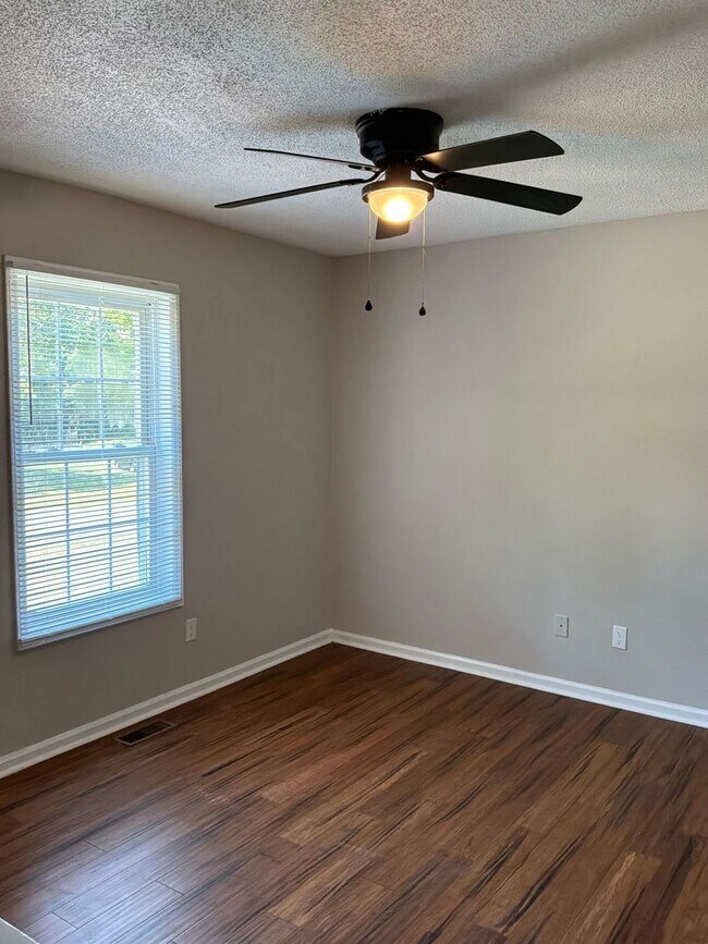 Building Photo - Available Now!! Three Bedroom Two Full Bath Home!
