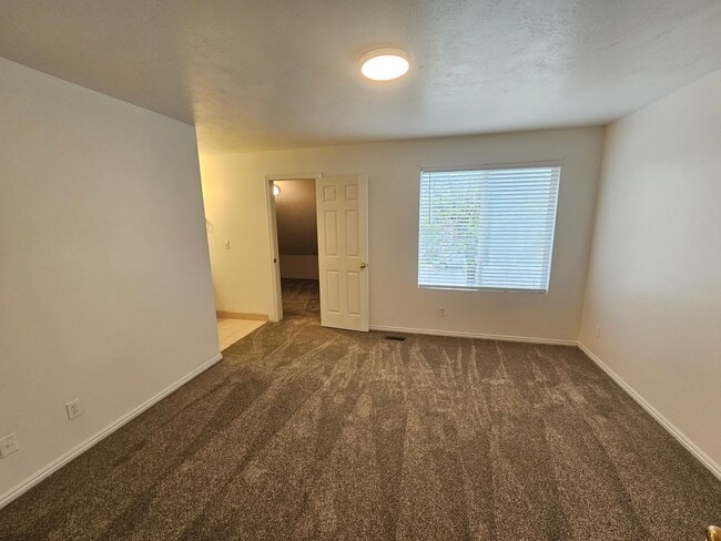 Building Photo - Spacious 3 Bd 2.5 Bath Townhouse in Bountiful