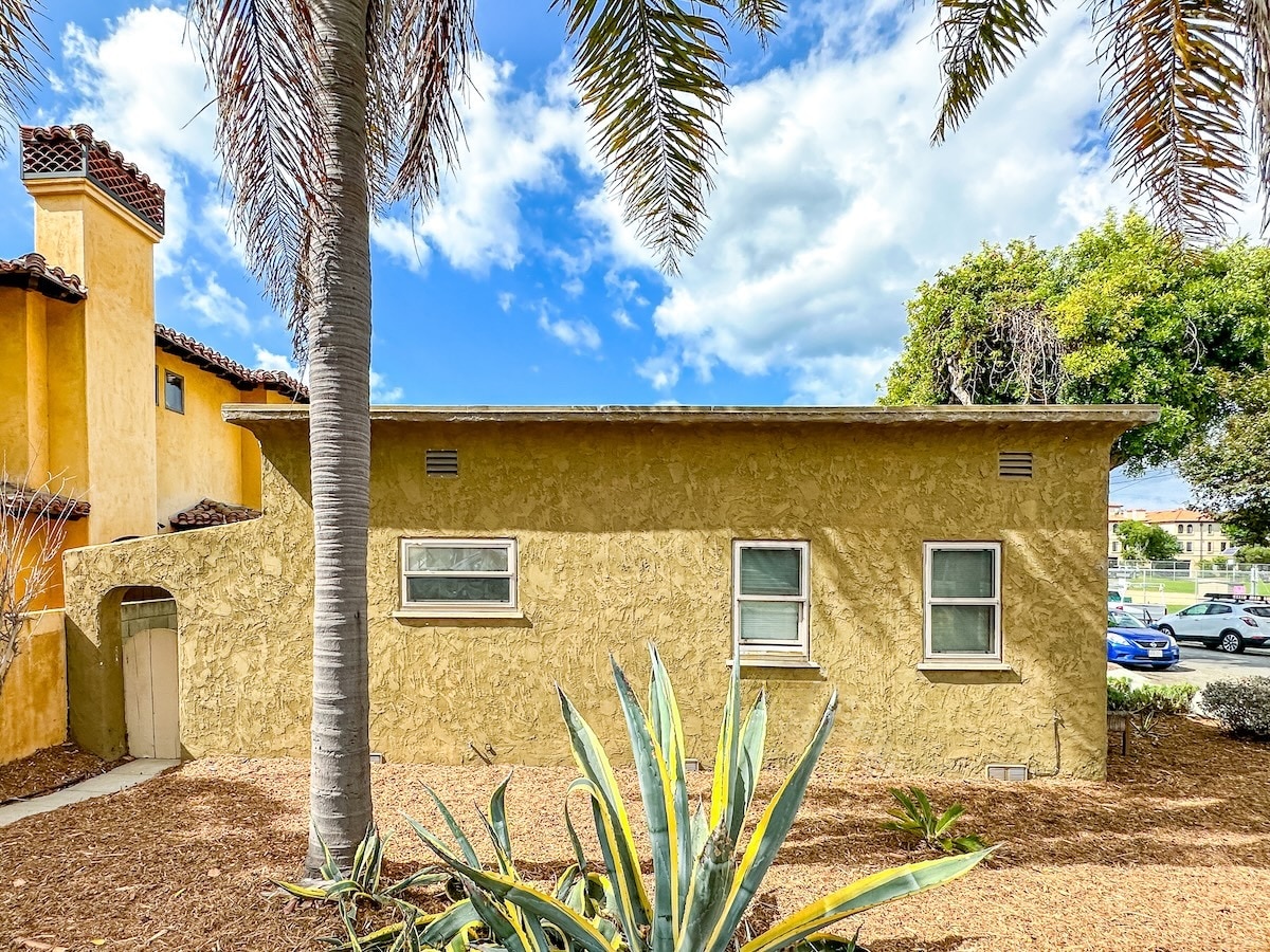 Building Photo - 302 W Mariposa Ave