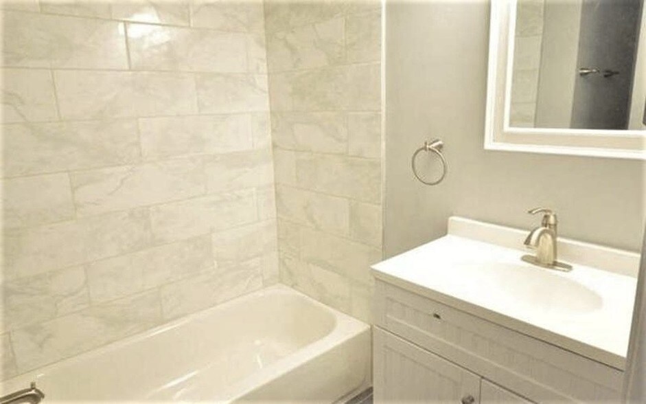 Building Photo - 71 E Gates St