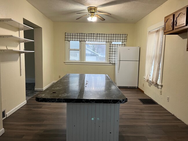 Building Photo - 623 Riehl St