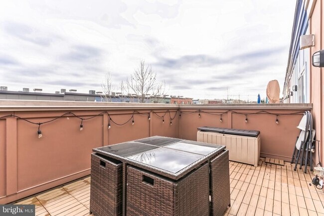 Building Photo - 4560 Longfellow St