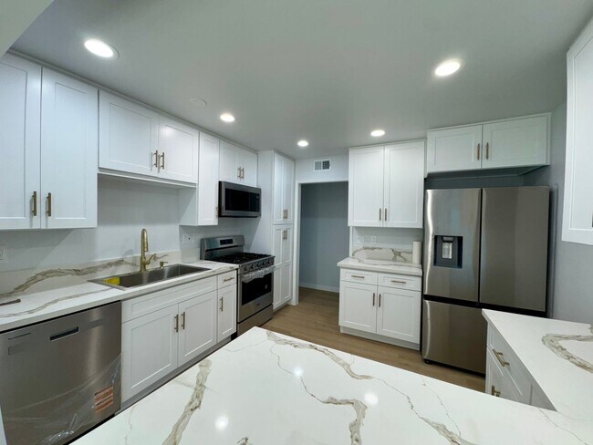 Building Photo - Newly Remodeled Gorgeous Open Floor Plan o...