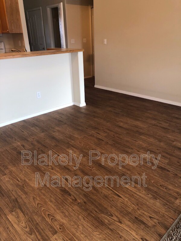 Building Photo - 533 N Grove Way