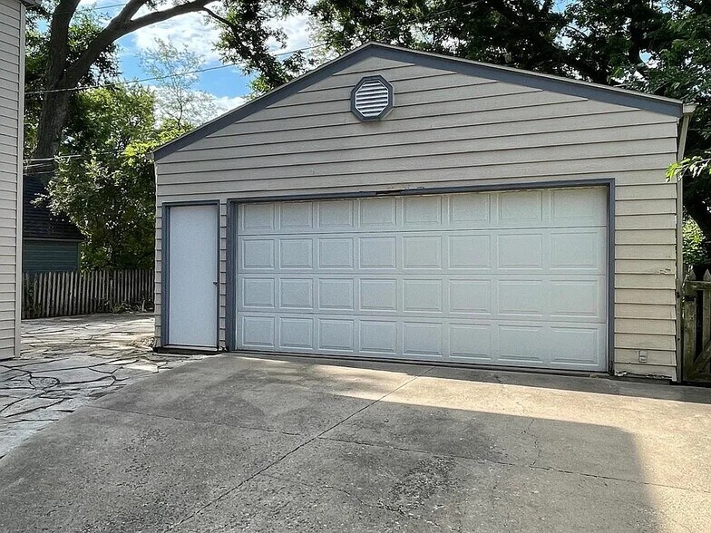 2 car garage - 2318 Storm St