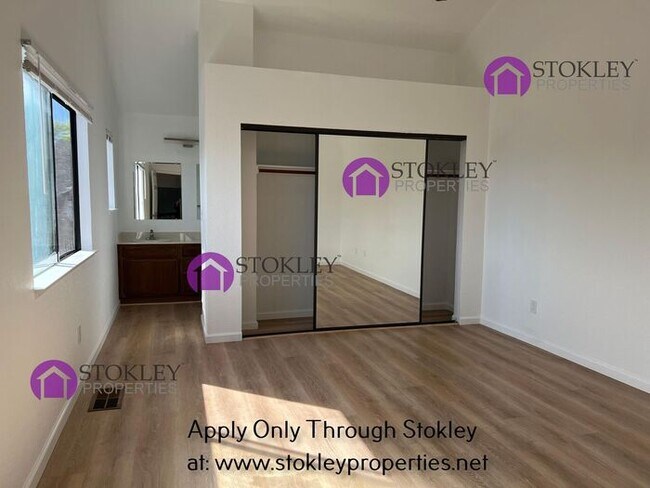 Building Photo - 523 Bustos Pl