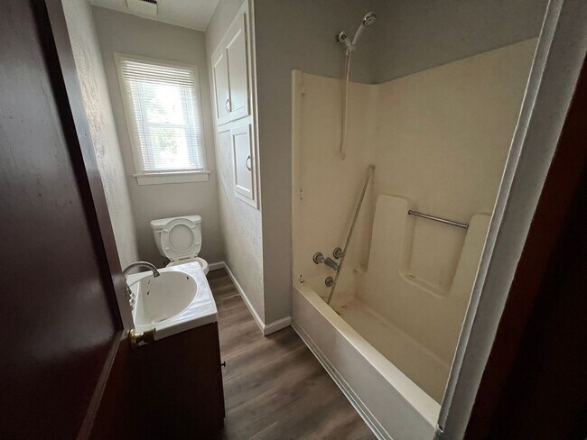 Building Photo - 2 bedroom / 1 bathroom Home with detached ...