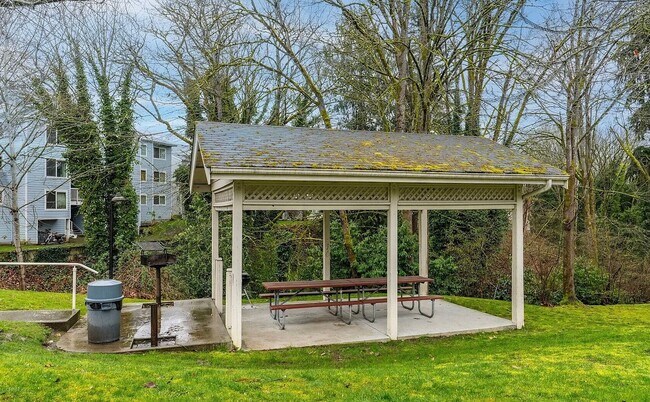 Building Photo - Beautifully Maintained condo Renton!