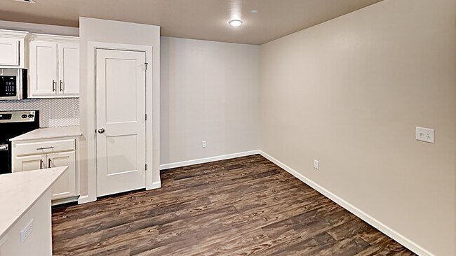 Building Photo - 3 Bedroom 2 Bath Duplex Near Tinker AFB