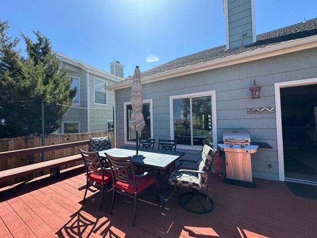 Building Photo - 13th Fairway Views at Lakeridge Golf Course, 3 bed / 2.5 bath! Available Now!