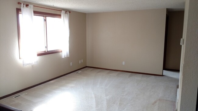Building Photo - Large 3 Bedroom, 2 Bathroom Home in the Th...
