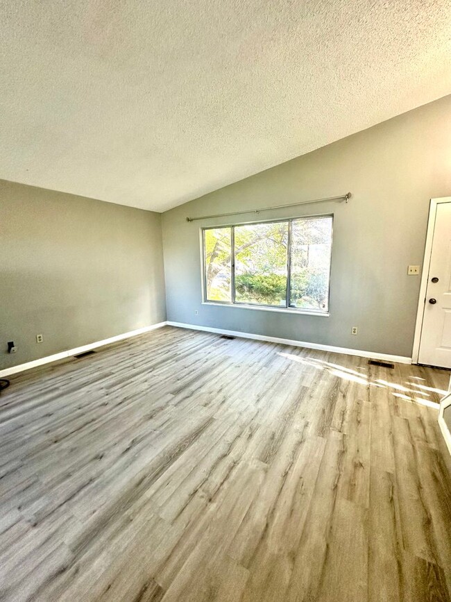 Building Photo - Move In Ready!! 3 Bedroom, 1 1/2 Baths, 2 ...