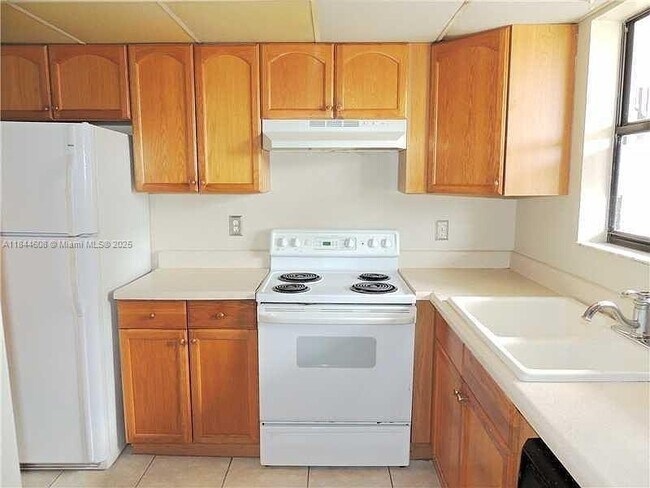 Building Photo - 6010 Shaker Wood Cir