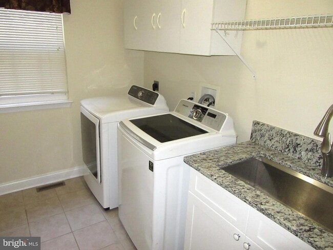 Building Photo - 23 Blackbird Ct