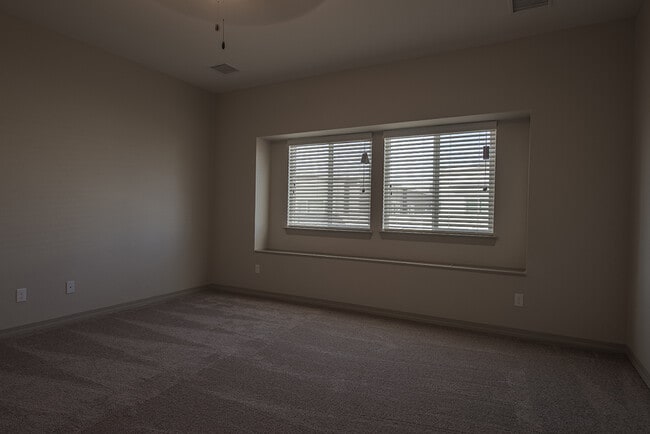 Building Photo - ELEGANT EASTSIDE PROPERTY