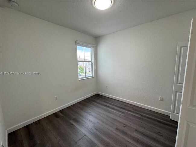 Building Photo - 3 bedroom in Miami FL 33167