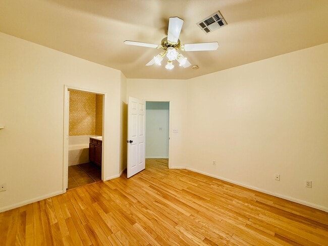 Building Photo - Enjoy resort-style living in this stylish ...