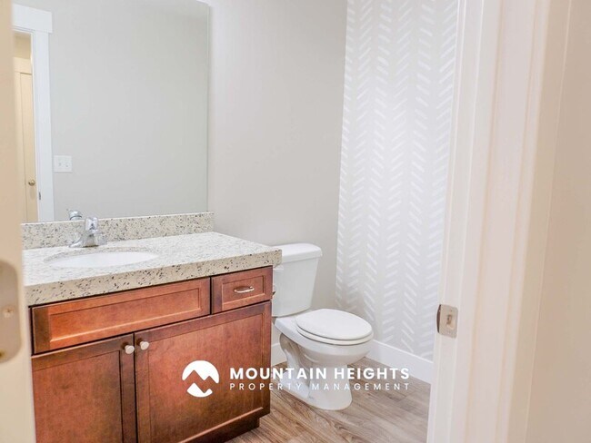 Building Photo - 824 Newfield Dr