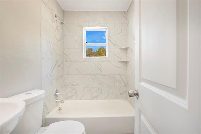 Building Photo - 2709 Kilburn Ave