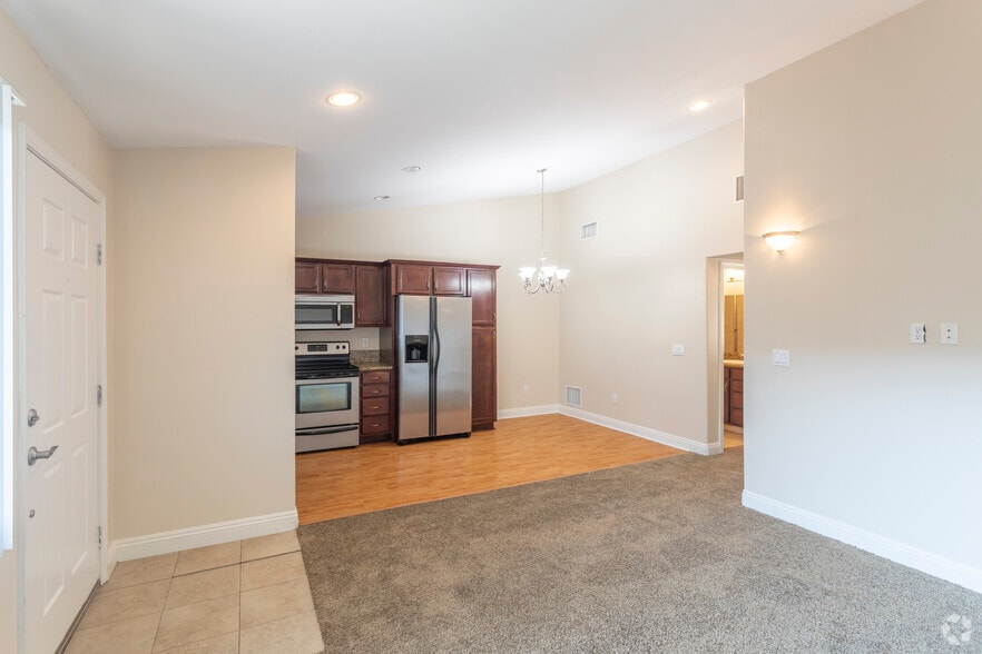 2 BR, 2 BA - 895 SF - El Palacio *$500 Off*