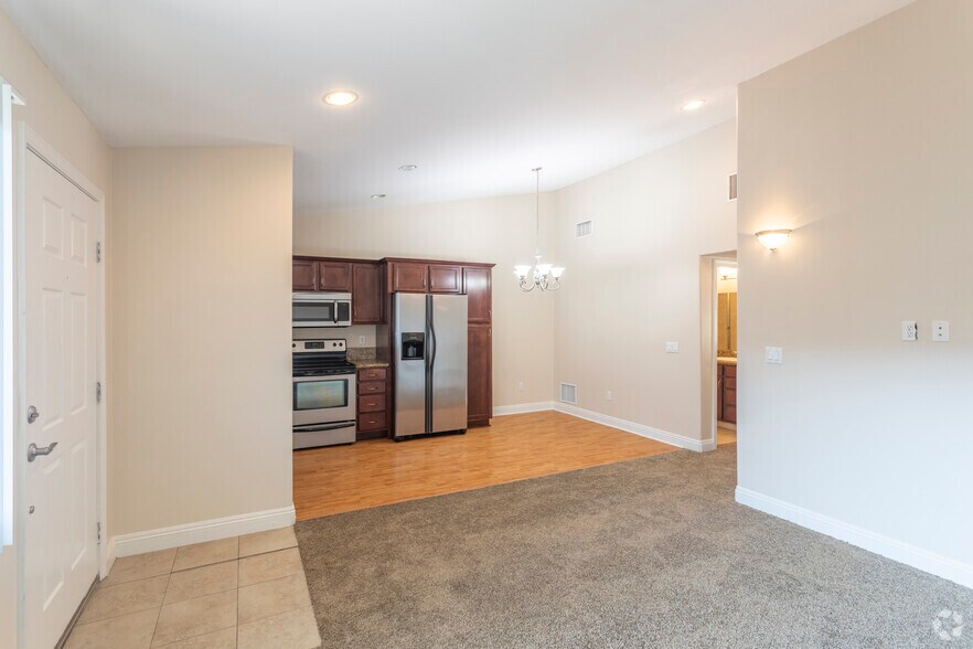 2 BR, 2 BA - 895 SF - El Palacio
