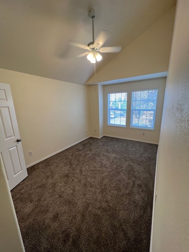 Building Photo - 3-bedroom 2 1/2 bath duplex in Springfield