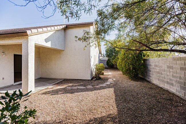 Building Photo - 1 Story home with 3 Bedrooms