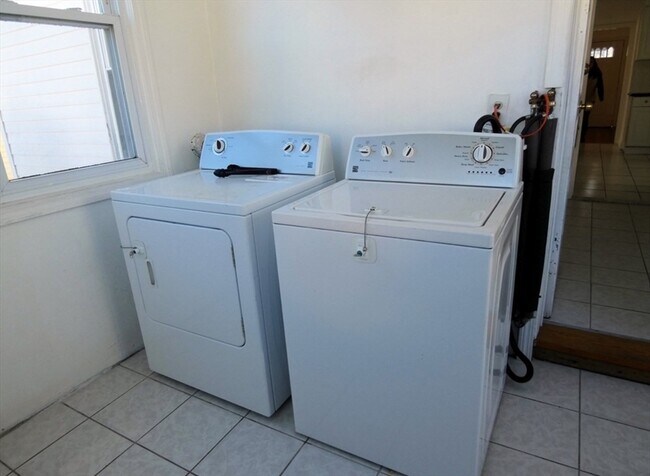 Building Photo - 188 Sylvan St