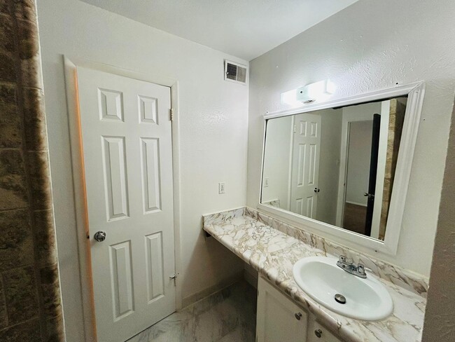 Building Photo - 3912 Crayrich Cir