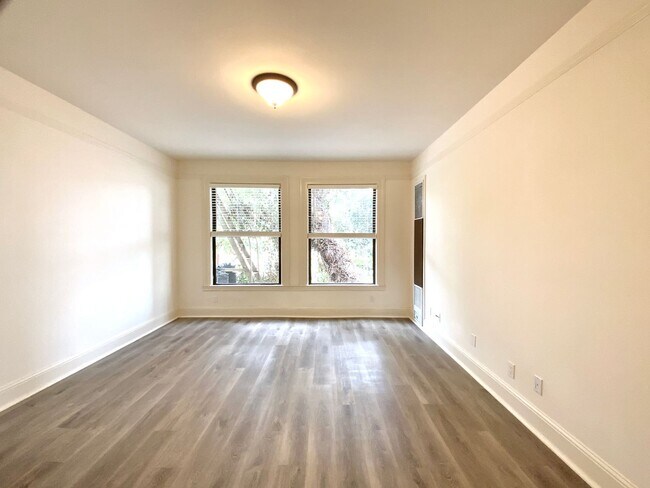 Building Photo - UPDATED 1BR! DISHWASHER! HARDWOOD! Laundry On-Site