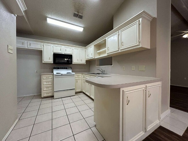 Building Photo - Beautiful Town home in upscale area