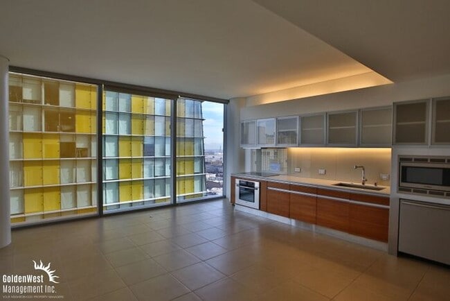 Building Photo - Luxurious State of the Art Studio on the 19th Floor of Veer Towers.