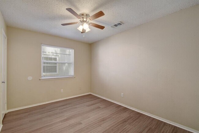 Building Photo - 418 Linden St