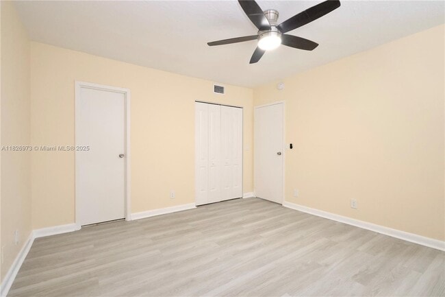 Building Photo - 2821 Somerset Dr