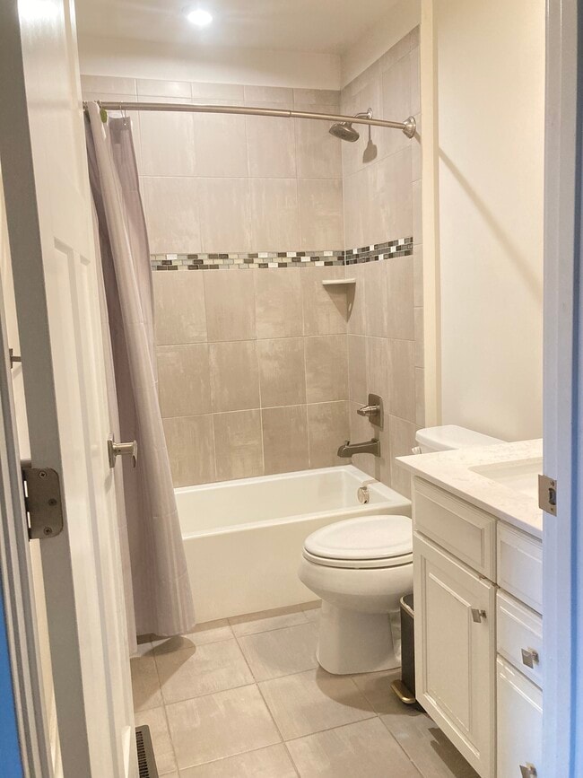 Building Photo - 5767 Meadowood St