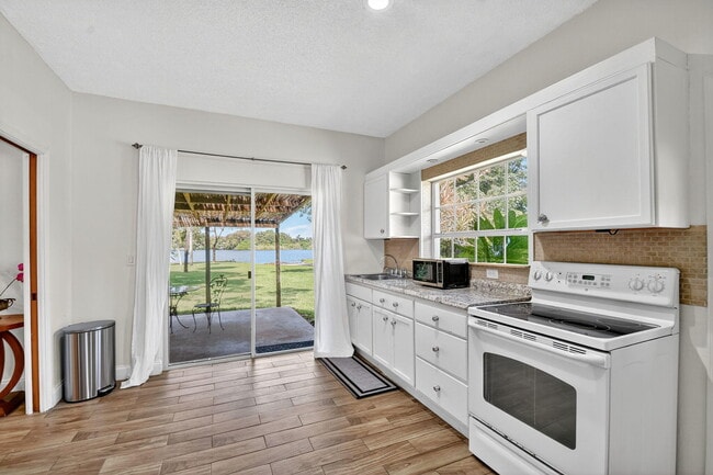 Building Photo - 6225 Pine Dr