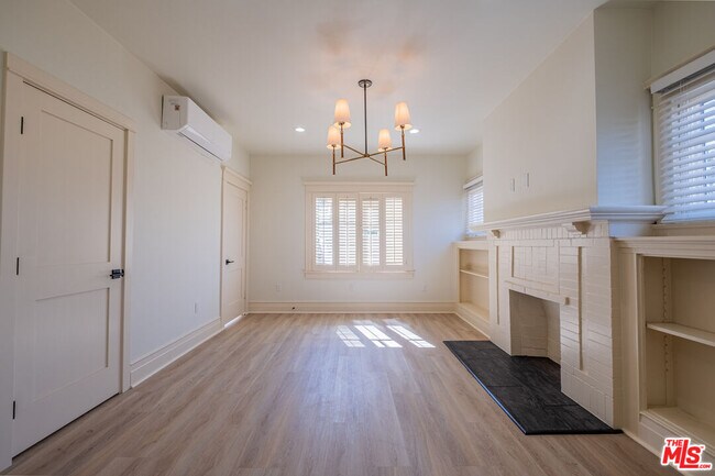 Building Photo - 216 N Catalina Ave