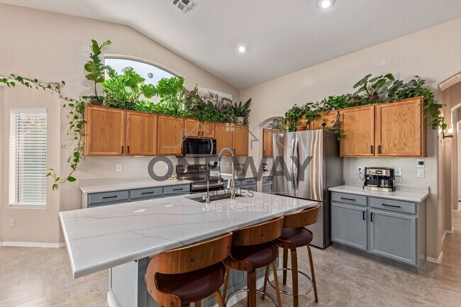 Building Photo - 543 S Wildrose