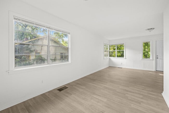 Building Photo - Charming 3 Bedroom, 2 Bathroom house