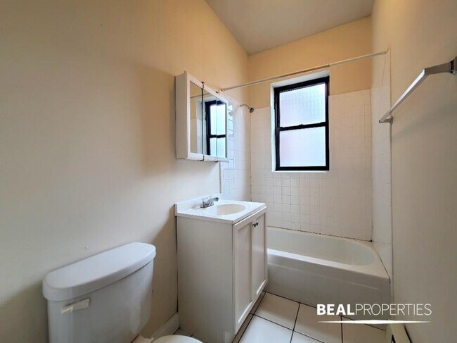 Building Photo - 1 bedroom in CHICAGO IL 60613