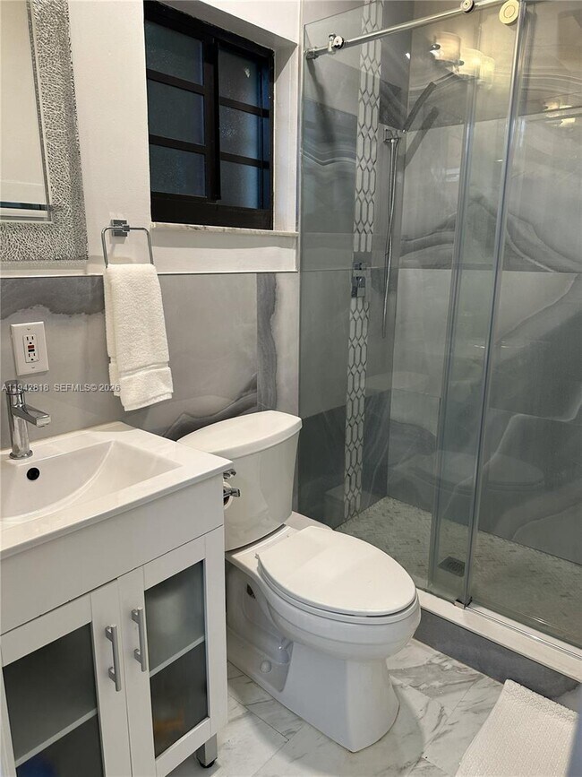 Building Photo - 914 Madrid St