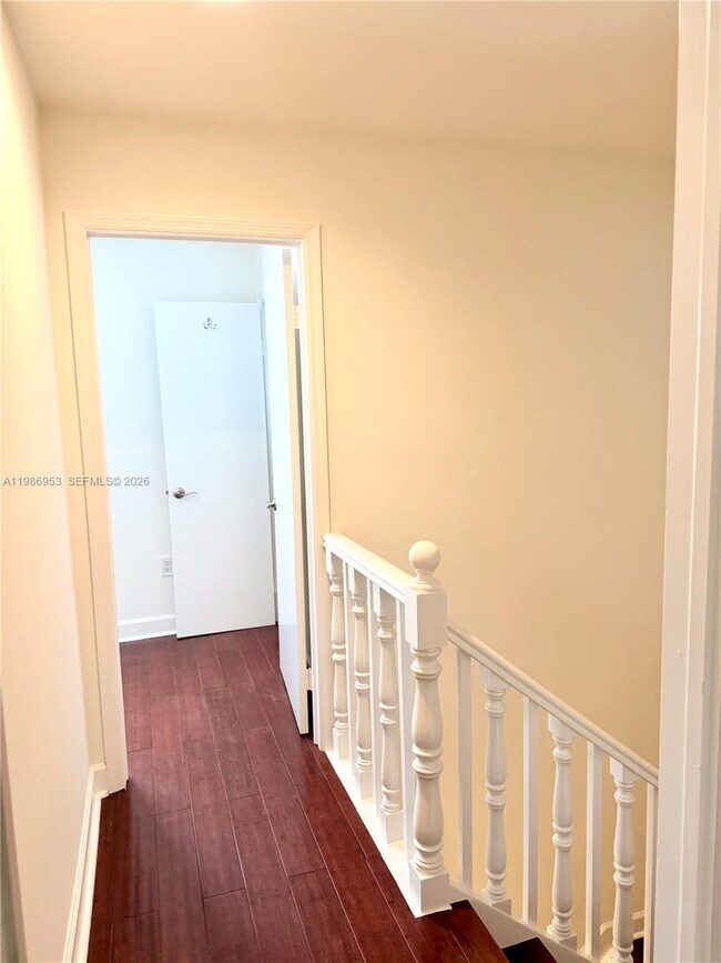 Building Photo - 5570 SW 70th Pl S